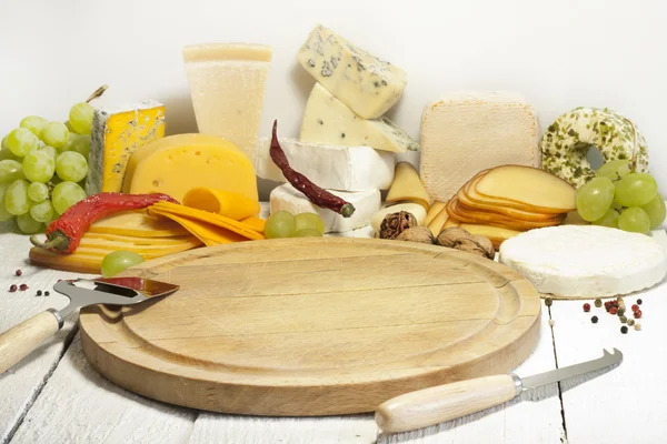 Multe tipuri de brânză pe compoziția abstractă a plăcii de tăiere — Fotografie, imagine de stoc