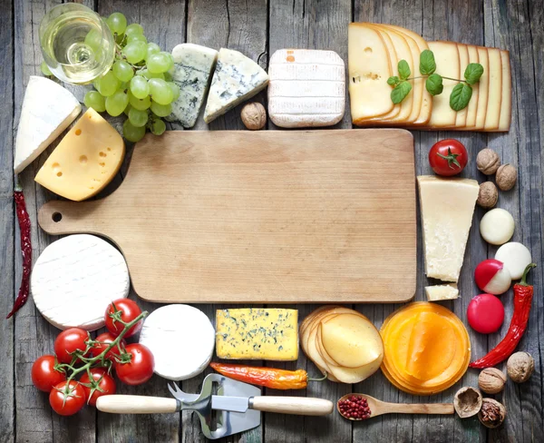 Varios tipos de queso con concepto de espacio vacío de fondo —  Fotos de Stock