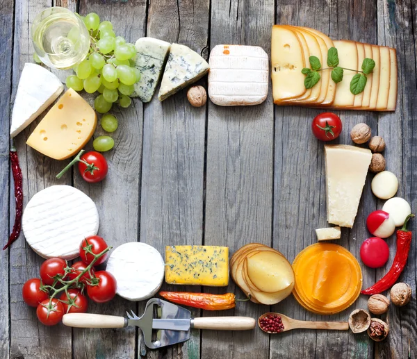 Verschillende soorten kaas met lege ruimte achtergrond concept — Stockfoto