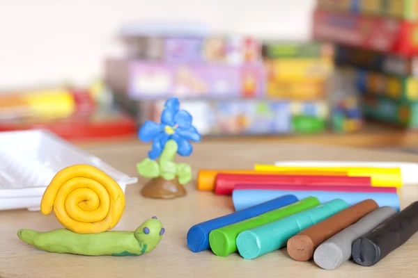 Plasticine sur table avec escargot concept de fond abstrait — Photo