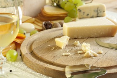 Grana padano peynir kesme tahtası üzerinde