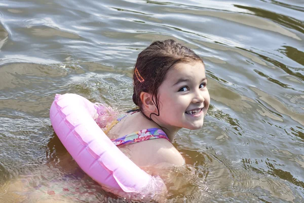 lifebuoy ile gölde yüzmek çocuk öğrenir