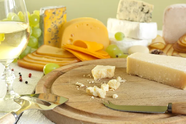 Grana de queso padano en la tabla de cortar — Foto de Stock