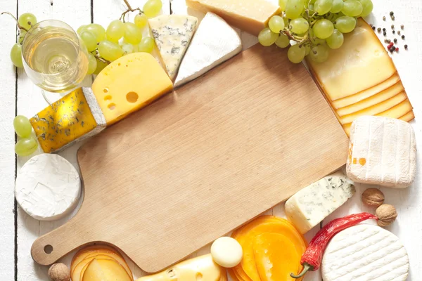 Vários tipos de queijo com conceito de fundo espaço vazio — Fotografia de Stock