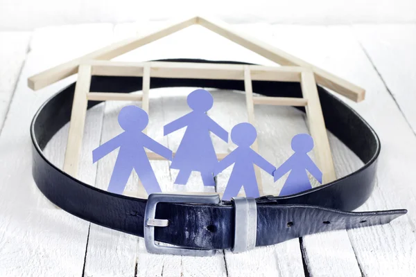 Casa di famiglia e crisi con stringere il concetto di cintura — Foto Stock