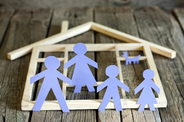 Aile ve ev concept ahşap kurullarında kağıt silhouettes — Stok fotoğraf