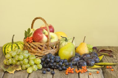 antika ahşap kurullarında sonbahar mevsiminde sebze ve meyve