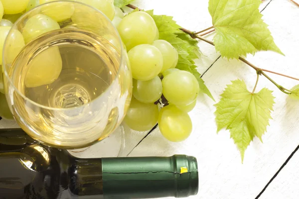 Pohár fehér bor, szőlő, szüret táblák és üveg — Stock Fotó
