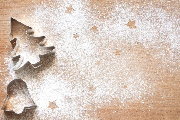 Abstrato fundo comida de Natal com bolachas moldes e farinha — Fotografia de Stock