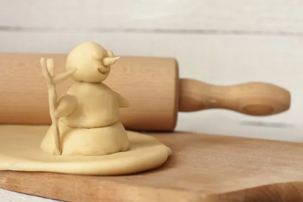 Concepto de hornear de Navidad con muñeco de nieve de masa y rodillo — Foto de Stock