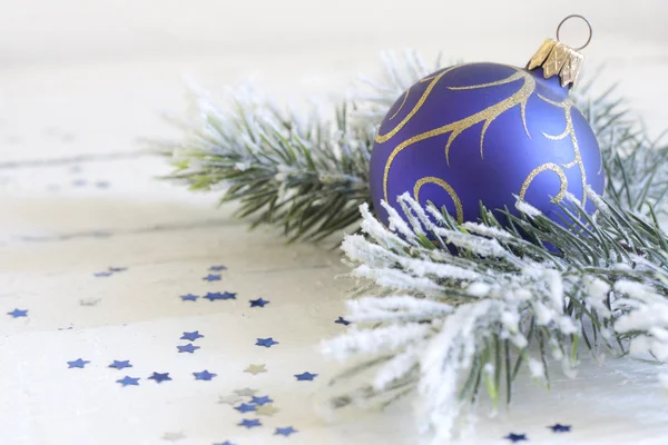 Weihnachtskugel mit Baum auf weißen Brettern abstrakter Hintergrund — Stockfoto