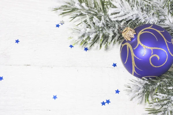 Bola de Natal com árvore em placas brancas fundo abstrato — Fotografia de Stock
