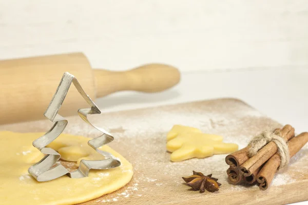 Weihnachtsbäckerkonzept mit Baum und Teig — Stockfoto