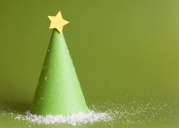 Weihnachten abstrakter Papierbaum auf grünem Hintergrund — Stockfoto