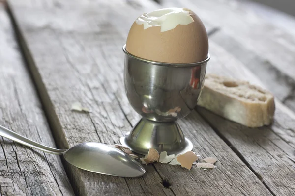 Huevo hervido en tablas de madera vintage concepto de desayuno de alimentos —  Fotos de Stock