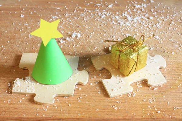 Abstrakter Weihnachtsbaum und Geschenk über Puzzlevorbereitung bis hin zum Ferienkonzept — Stockfoto