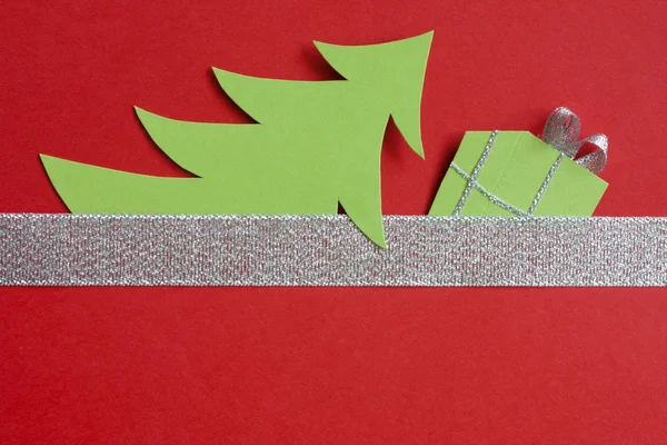 Abstrakt papper julgran på röd bakgrund — Stockfoto
