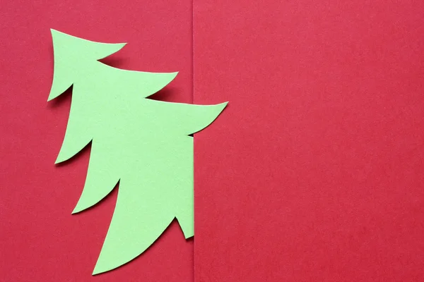 Abstracte papier kerstboom op rode achtergrond — Stockfoto