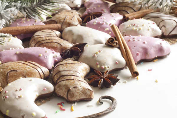 Natale pan di zenzero su sfondo bianco — Foto Stock