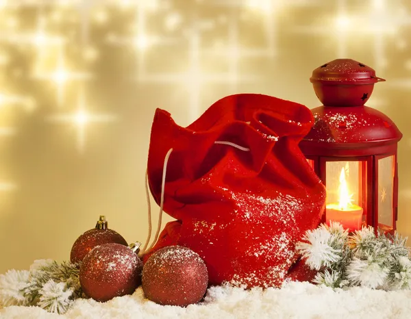 Presentes de lanterna de Natal e bugigangas na neve fundo abstrato — Fotografia de Stock