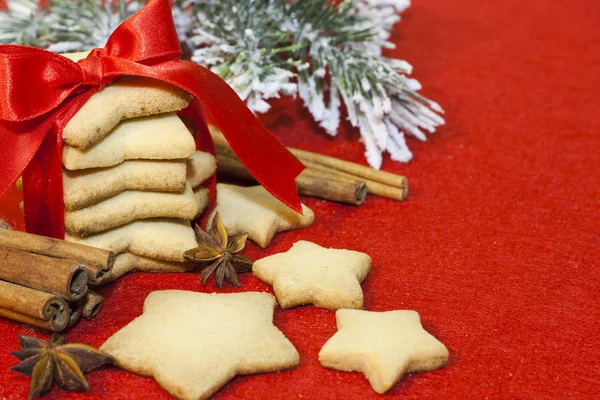 Noel arka plan üzerinde kırmızı kumaş kurabiye ile — Stok fotoğraf