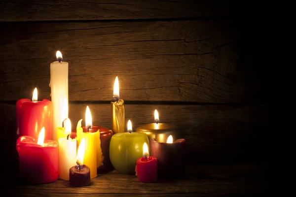 Velas en la noche en el estado de ánimo de Navidad en tablas de madera vintage —  Fotos de Stock