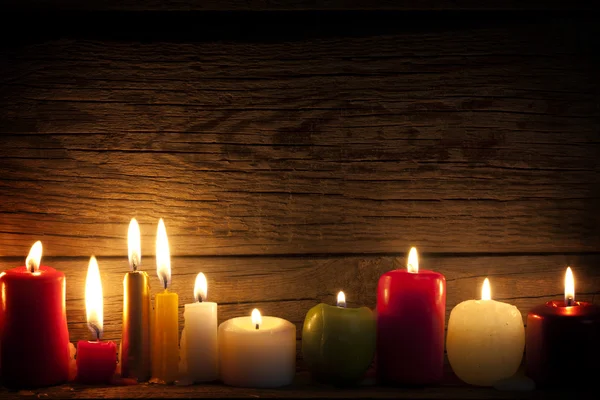 Candles in night in christmas mood on vintage wooden boards — Stock Photo, Image