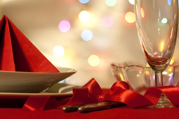 Table de Noël fond abstrait avec ruban rouge et vaisselle Images De Stock Libres De Droits