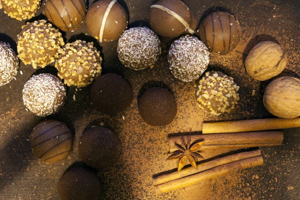 Σοκολάτα πραλίνες με γλυκάνισο και κανέλα — Φωτογραφία Αρχείου