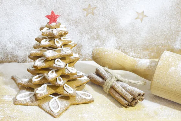 Lebkuchenbaum in der Küche Weihnachtsbackkonzept — Stockfoto