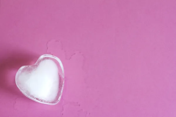 Cuore di ghiaccio su rosa astratto San Valentino amore sfondo — Foto Stock