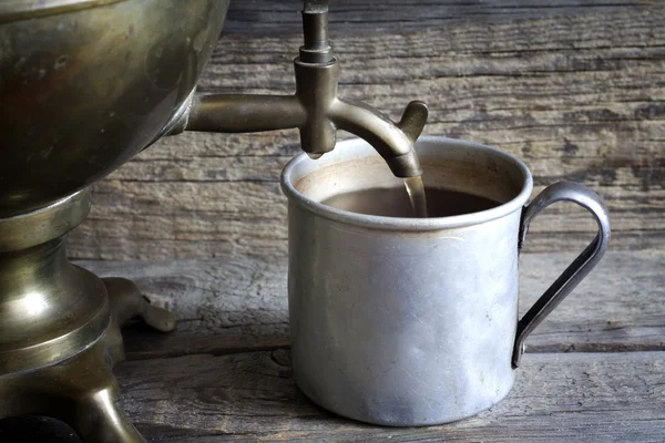 Gamla retro kopp te med samovar på vintage bord — Stockfoto