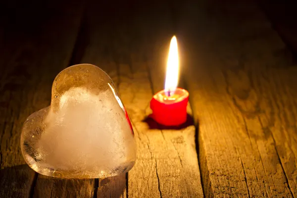 Corazón de hielo y vela abstracta San Valentín concepto del día en la noche — Foto de Stock