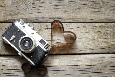 Kalp aşkı fotoğrafçılık yaratıcı konsepte sahip eski bir retro kamera.