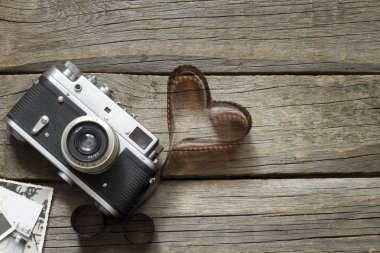 Kalp aşkı fotoğrafçılık yaratıcı konsepte sahip eski bir retro kamera.