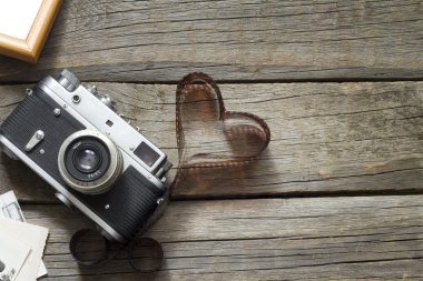 Kalp aşkı fotoğrafçılık yaratıcı konsepte sahip eski bir retro kamera.