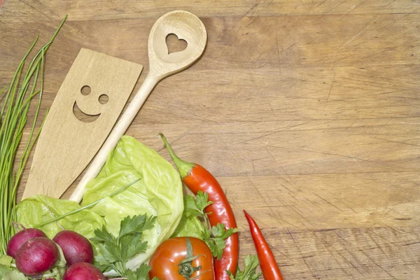 Vegetables and kitchenware on cutting board background concept — Stock Photo, Image