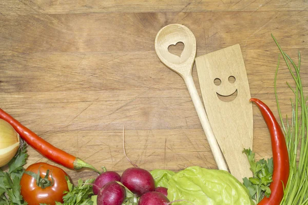 Vegetables and kitchenware on cutting board background concept — Stock Photo, Image