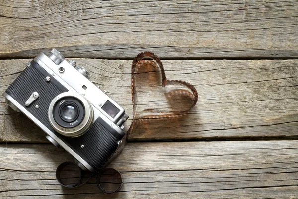 Oude retro camera met hart liefde fotografie creatief concept — Stockfoto