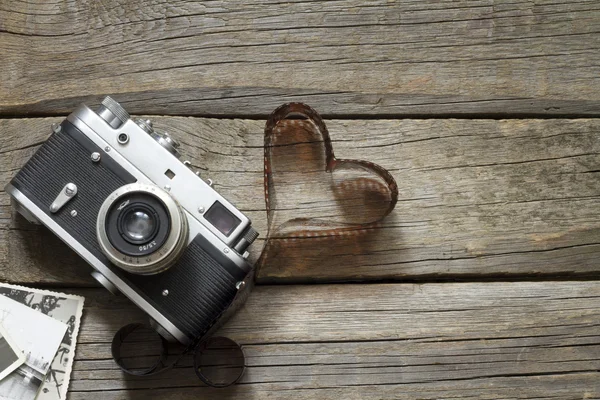 Oude retro camera met hart liefde fotografie creatief concept — Stockfoto