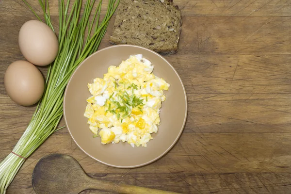 Huevos fritos mixtos en vinatge board con concepto de chive — Foto de Stock