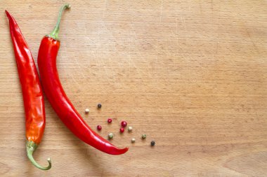 ahşap tahta arka plan üzerinde kırmızı biber biber