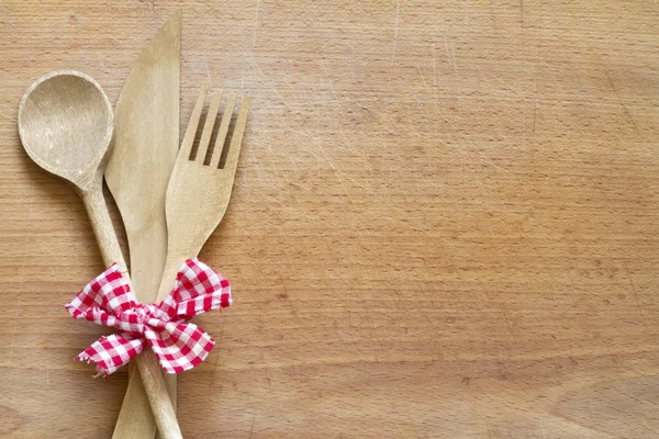 Cubertería de madera sobre tabla de cortar fondo de alimentos abstracto —  Fotos de Stock