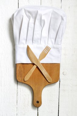 Chef şapka ve boş kesme tahtası gıda arka plan soyut