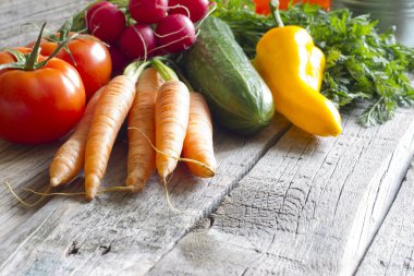 ahşap tahta üzerinde organik sebze taze bahar