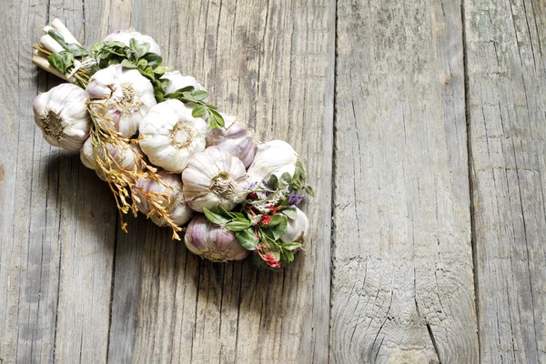 Aglio biologico in cucina sul tavolo di legno still life — Foto Stock