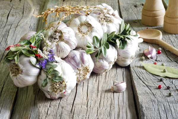 Aglio biologico in cucina sul tavolo di legno still life — Foto Stock