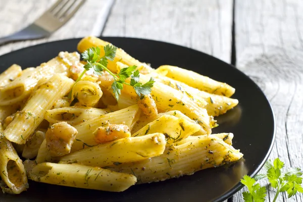 Penne s krevetami sýr closeup petrželkou a koprem — Stock fotografie