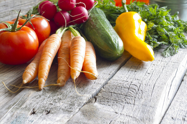 Свежие весенние органические овощи на доске
