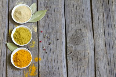 ahşap tahta üzerinde kurutulmuş baharat ve otlar